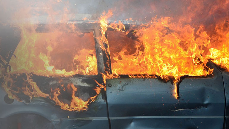 Κρήτη: Στις φλόγες τυλίχτηκε αυτοκίνητο – Κινητοποίηση της πυροσβεστικής